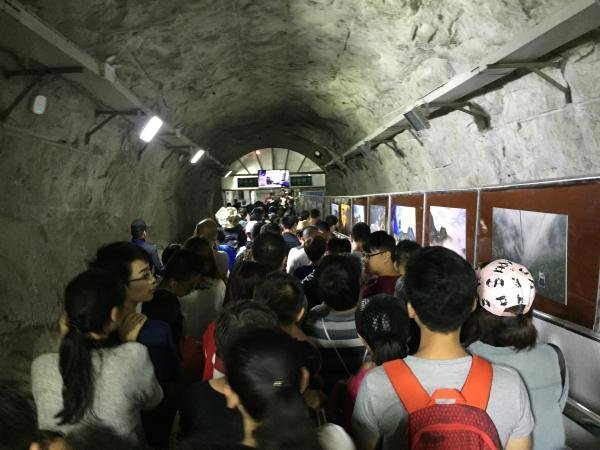 200 turista provelo noć na kineskoj planini jer je zbog jakog vjetra žičara stala sa radom