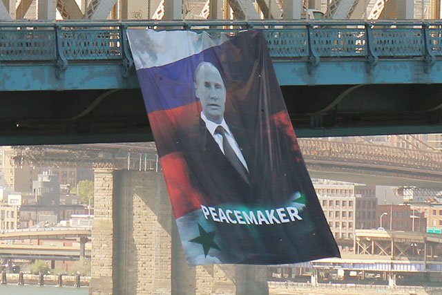 Mirotvorac: Na mostu u Njujorku ogromni baner s likom Putina
