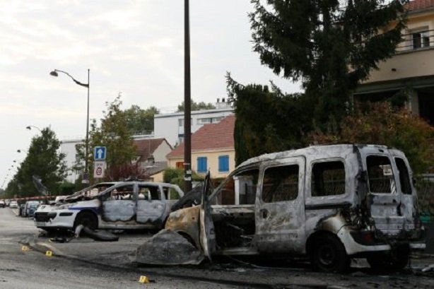 Napad molotovljevim koktelima na policijska vozila u Parizu, najmanje 4 policajca povrijeđena