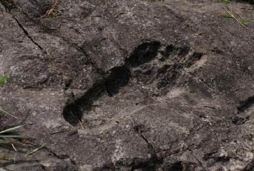 Zbunjujući divovski otisak ljudskog stopala u kamenu u kineskoj provinciji Gizhou