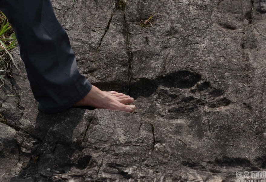 Zbunjujući divovski otisak ljudskog stopala u kamenu u kineskoj provinciji Gizhou