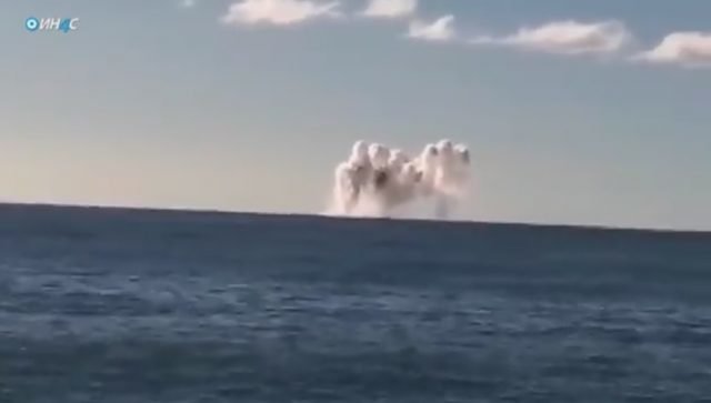 Šta se događa u blizini obale crnogorskog mjesta Čanja?: Snimak ratnog broda koji ispaljuje projektil