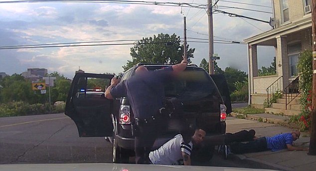 Pensilvanija: Policajac brutalnim udarcem u glavu ozlijedio čovjeka koji je bez pružanja otpora sa podignutim rukama legao na zemlju