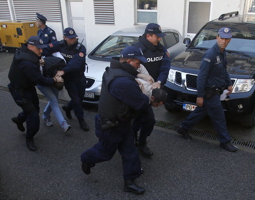 Klikni za povećanje policijski saradnik podmetnuo ključeve i telefon neposredno prije hapšenja.