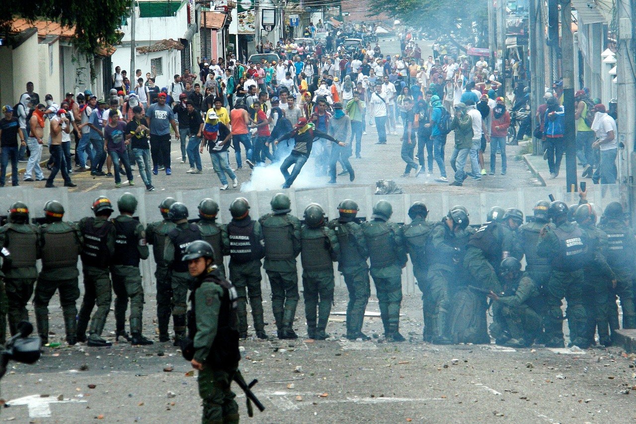 U prosvjedima u organizaciji venezuelanske oporbe poginuo 1 policajac, ozlijeđeno više od 120 ljudi