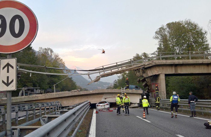 Pretežak kamion urušio nadvožnjak kod Milana, 1 osoba poginula, najmanje 3 povrijeđene
