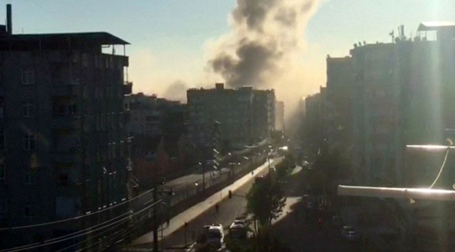 Turska: 1 osoba poginula, a 30 je ozlijeđeno kada je auto-bomba eksplodirala u Diyabakiru