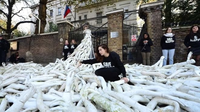 Poziv Borisa Džonsona urodio plodom: 20-tak demonstranata ispred ruske ambasade u Londonu 