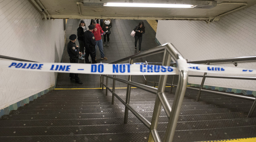New York: Žena je poginula nakon što je gurnuta s perona pred dolazeći vlak
