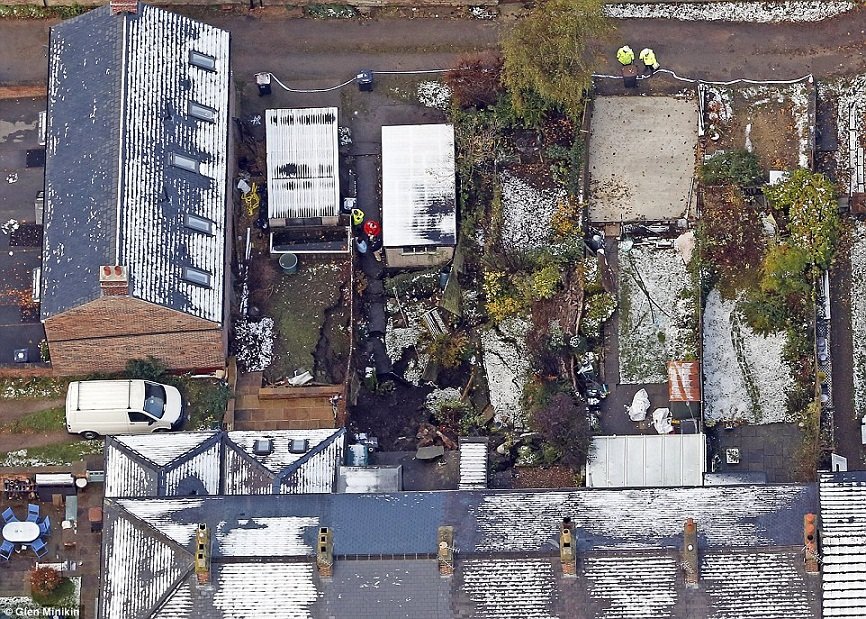 7 domova evakuirano nakon što se otvorila rupa u Velikoj Britaniji