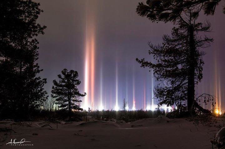 Višebojne zrake svjetlosti spajaju zemlju s nebom u Rusiji
