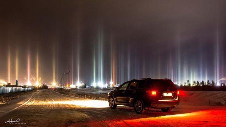 Višebojne zrake svjetlosti spajaju zemlju s nebom u Rusiji