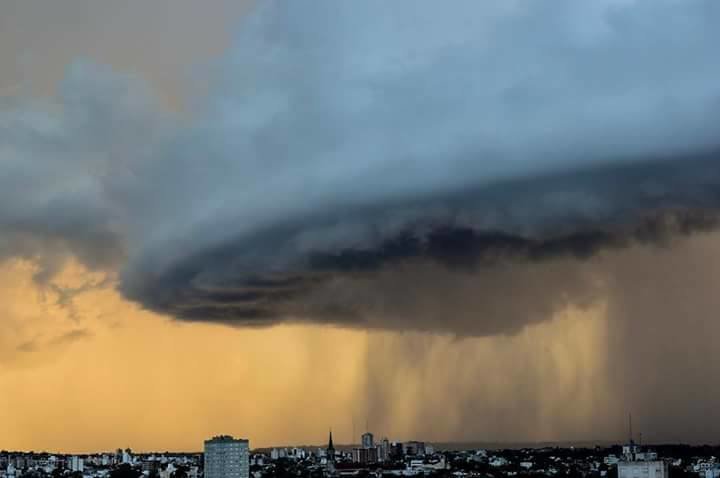 Zastrašujući oblak i najača tuča u 30 godina u Mar del Plata, Argentina
