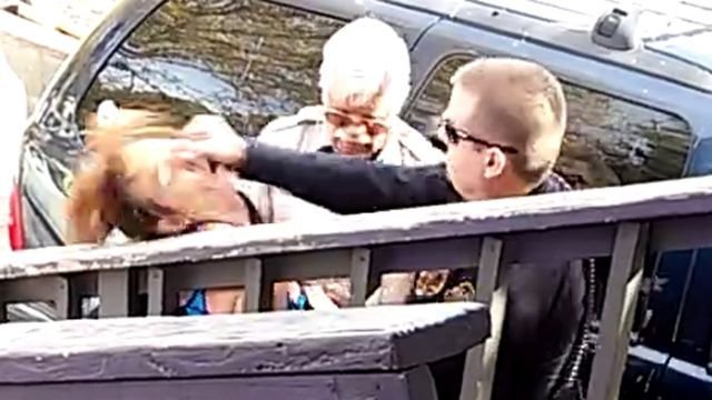 Prilikom uhićenja američki policajac udara ženu u lice