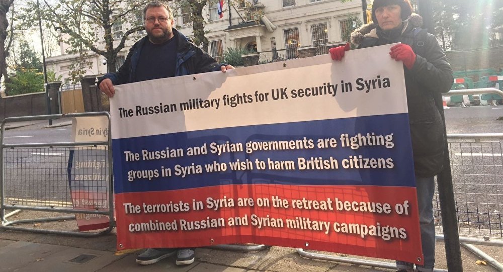 Hrabar istup male grupe ljudi u borbi za istinu: Podrška ruskoj vojnoj operaciji u Siriji ispred ruske ambasade u Londonu
