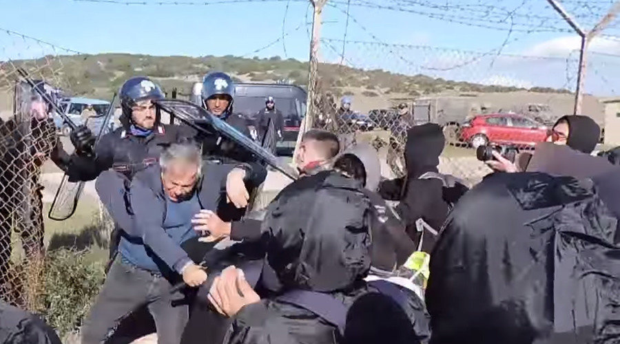 Italija: Anti-NATO demonstranti sukobili se sa policijom u vojnoj bazi u Sardiniji