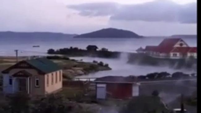 Erupcija gejzija na jezeru preplašila stanovnike sela na Novom Zelandu