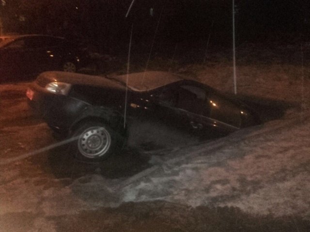 U ruskom gradu Ufa rupa je usisala automobil koji je potom nestao