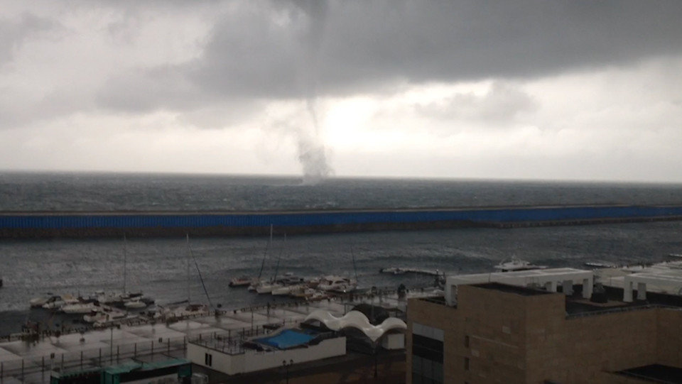 Upozorenje na oluju u Sočiju: Snimljen tornado na moru, talasi 5 metara