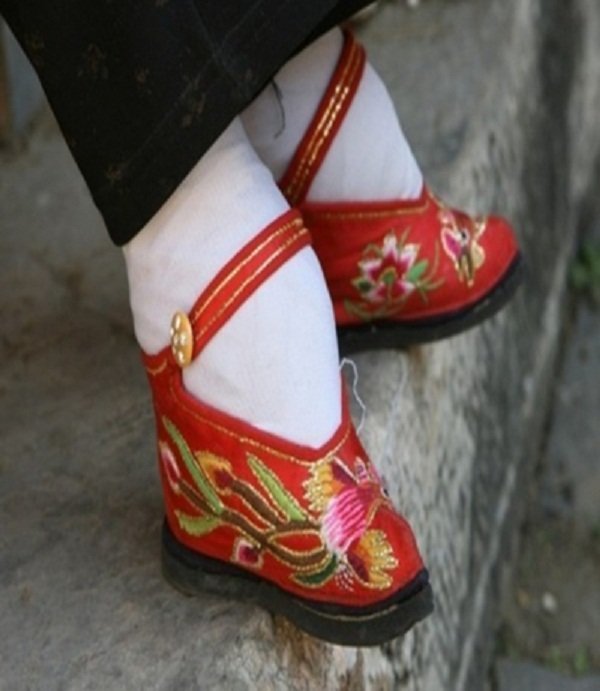 Китайская обувь запах. Китайская традиция бинтования ног. Китайское бинтование ног Лотос. Обувь женщин династии Цин. Бинтование ног золотой Лотос Китай.