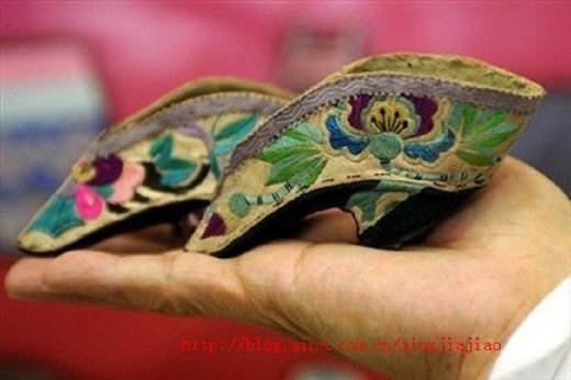 Akt podvezivanja stopala, bolan čin sakaćenjem, ideal ženske ljepote u drevnoj Kini