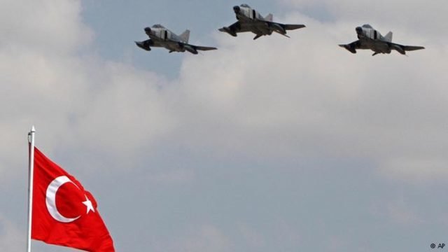 Turska: U gradu Dijarbakir srušio se turski vojni zrakoplov, pilot se katapultirao