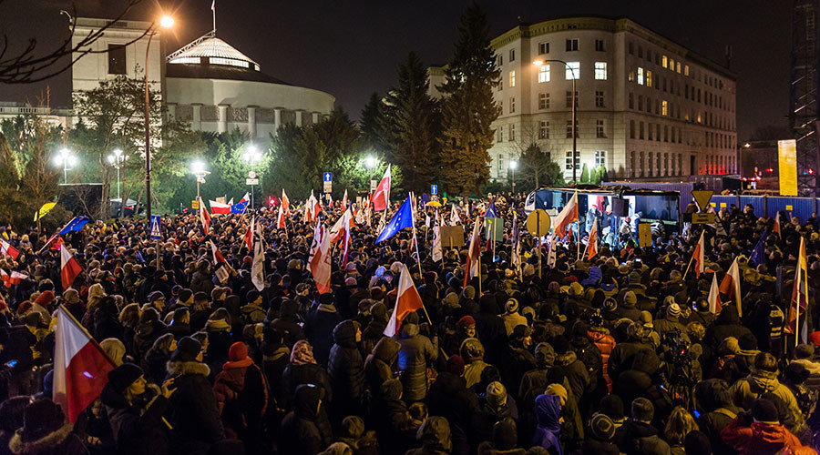 Poljska policija upotrijebila silu kada su tisuće blokirale parlament prosvjedujući protiv medijskih restrikcija