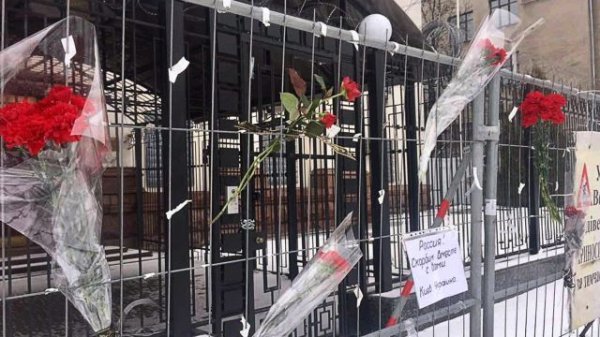 Ukrajina: Ispred ruske ambasade u Kijevu građani polažu cvijeće u znak žalosti za poginulima u padu ruskog aviona