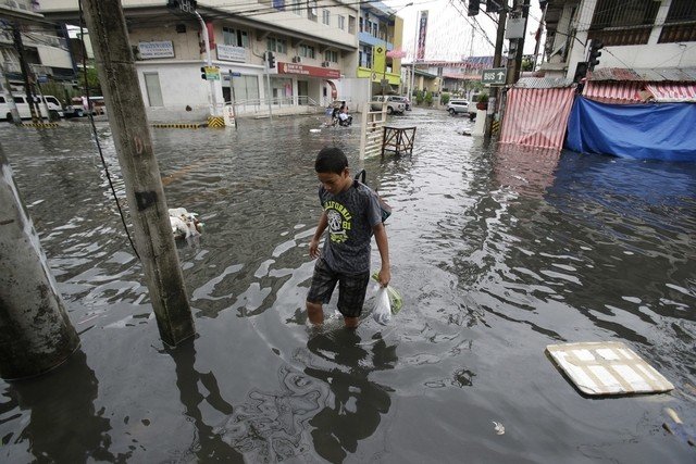 Najmanje 7 osoba poginulo u naletu tajfuna na Filipine, potopljen i teretni brod