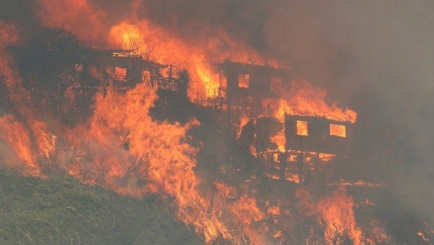 Stotine kuća izgorjelo je u velikom požaru u čileanskoj luci Valparaisu