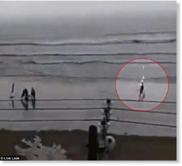 Video prikazuje djevojku koju je udarila munja na plaži u Brazilu