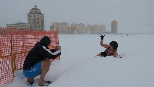 Kazahstan: Članovi kluba u Astani primjećuju dobrobit od kupanja u ledenoj vodi 