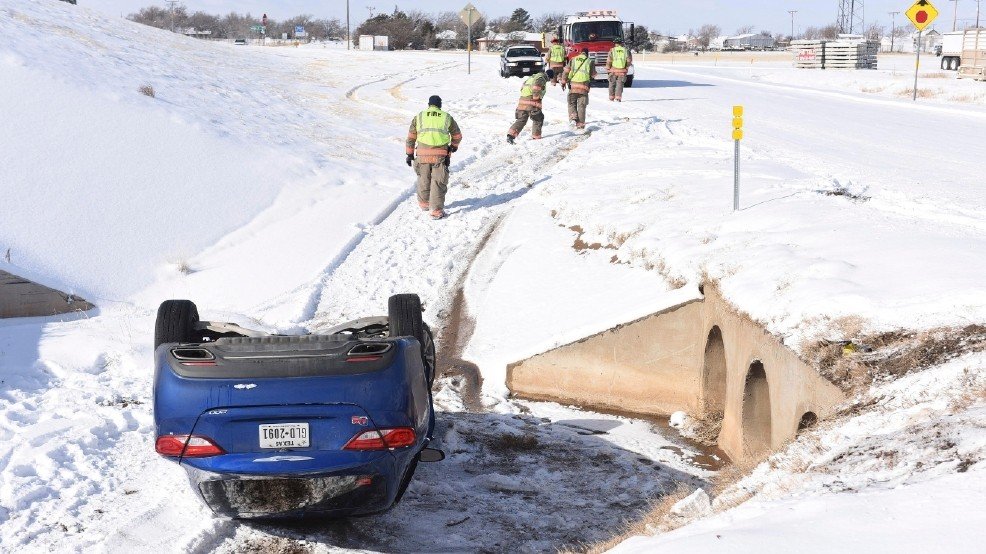 Na sjeveroistoku SAD-a snježna oluja zamrznula mnoge puteve