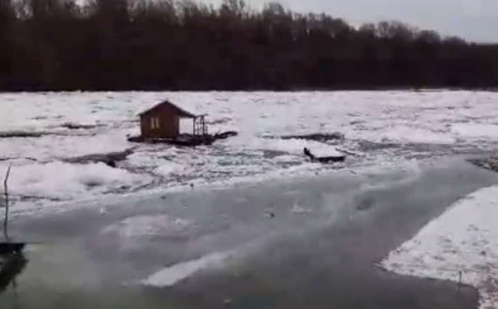 Ledena rijeka odnijela kućicu na Dravi