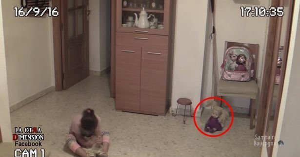 Navodni fenomen poltergeist koji okružuje djevojčicu snimljen sigurnosnom kamerom