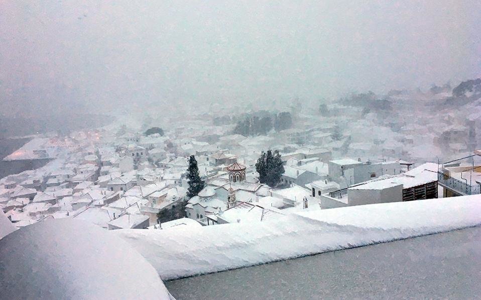 Na grčkom otoku stanovnike iz nanosa snijega spašavaju helikopterima