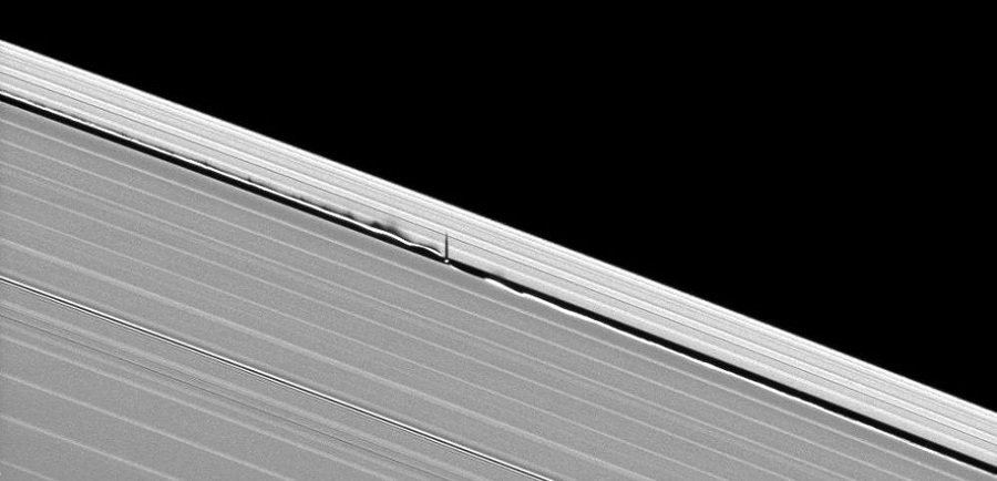 Gravitacija malog mjeseca stvara horizontalne i vertikalne talase na Saturnovim prstenovima