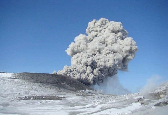 Vulkan Ebeko na Kurilskim ostrvima svakodnevno izbacuje pepeo i lavu