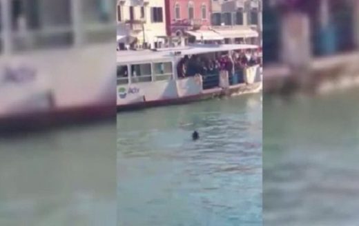 Kada nestane empatija: Migrant iz Afrike se davio u venecijanskom kanalu dok su prolaznici snimali i dobacivali rasističke uvrede