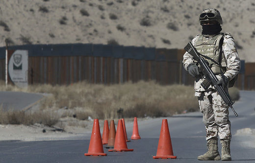 SAD-Meksiko zid: 93% kokaina za američku upotrebu i 253.000 vatrenog oružja za meksičku upotrebu prelazi ovu granicu