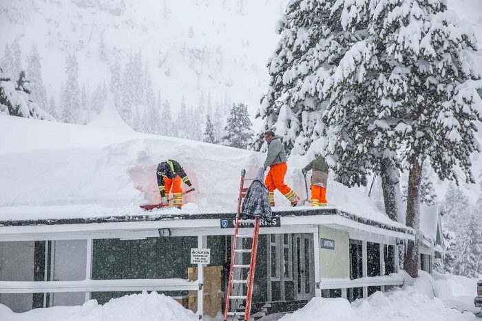 Rekordne količine snijega u Sierra Nevadi, Kalifornija