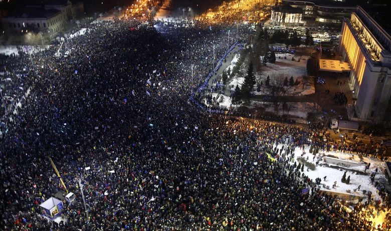 Stotine tisuća prosvjednika na ulicama Rumunije, sukobi s policijom