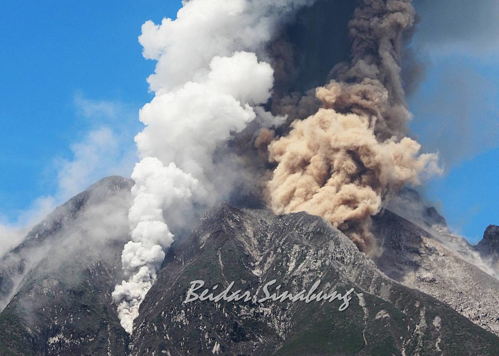 Indonezijski vulkan eruptirao je 7 puta u toku dana