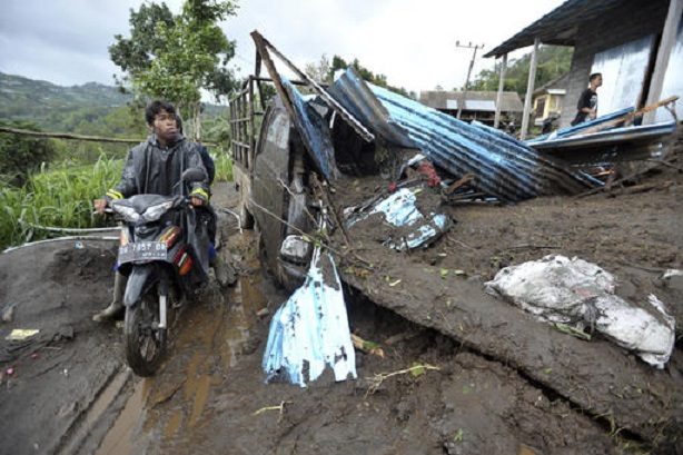U centralnoj Indoneziji poplave pogodile 40.000 ljudi, 13 osoba poginulo u klizištima