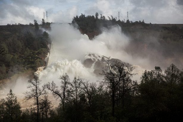 Hitna evakuacija stanovnika, zbog pukotine koja se sve više širi kalifornijska brana bi se mogla urušiti 
