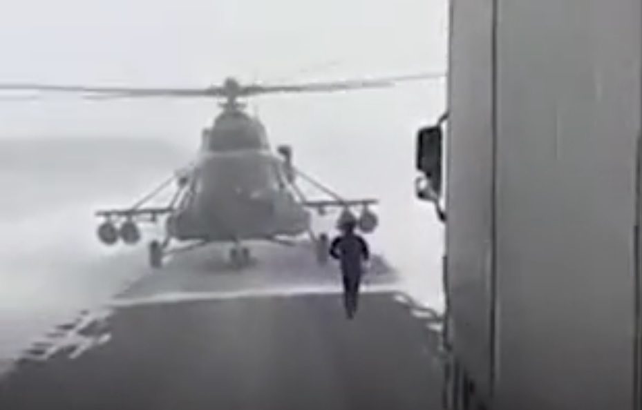 Kazahstan: Zbog snažne mećave pilot vojnog helikoptera sletio na put i tražio upute