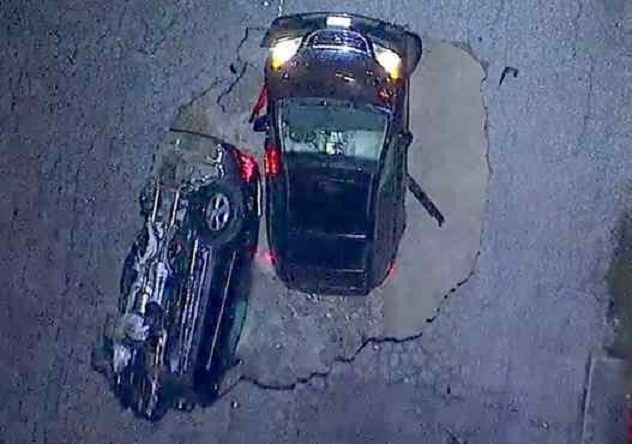 Spašena žena kada su 2 auta upala u rupu koja se otvorila u Los Angelesu