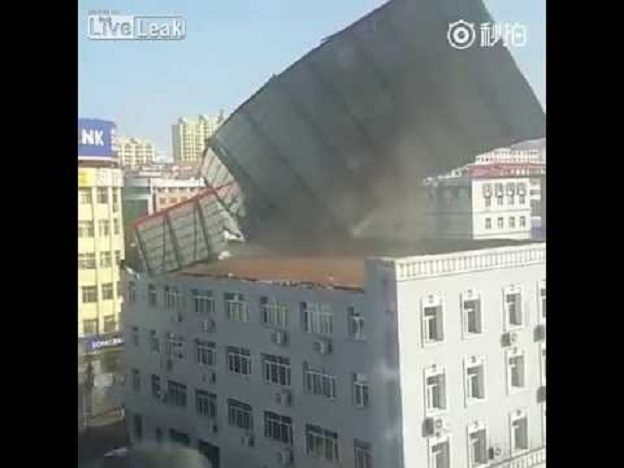 Olujni vjetar otpuhao krov sa zgrade u Kini