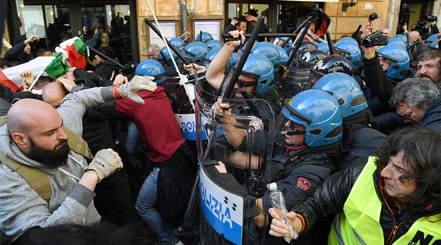 Buknuli sukobi u Rimu kada su taksisti prosvjedovali protiv 