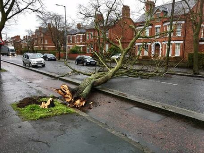 Snažna oluja Doris pogodila Veliku Britaniju, otkazano desetine letova